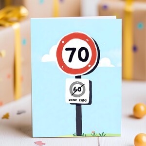 Carte de 70e anniversaire amusante - Panneau de limitation de vitesse « 70 Zone Ends » - Cadeau d'étape minimaliste pour maman, papa ou grand-parent