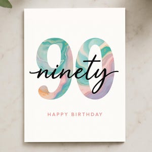 Tarjeta de cumpleaños número 90 con acuarela, diseño de mármol pastel con escritura de noventa y mensaje de feliz cumpleaños, elegante saludo de hito