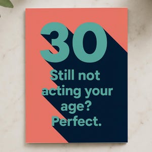 30e verjaardagskaart Still Not Acting Your Age Grappig blauwgroen koraal marineblauw ontwerp Leuk volwassen mijlpaal viering wenskaart