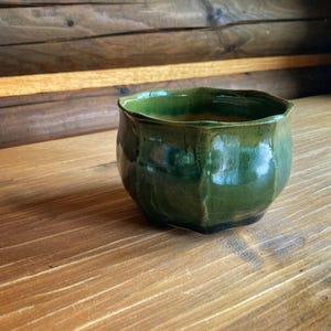 Handmade Matcha Bowl GREEN PASTURE, 300ml, wheel thrown, green, ceramic bowl, stoneware, facetted, high fire, tea bowl, matcha mug