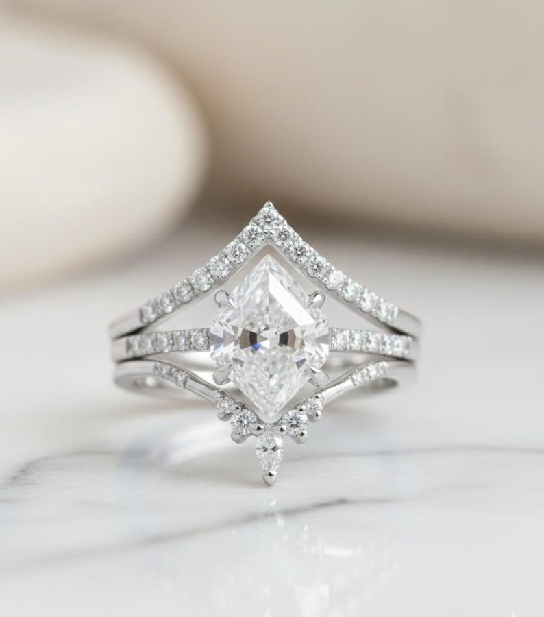 Peut inclure: Une tasse en c&eacute;ramique blanche avec une anse noire et l'inscription "But First, Coffee" en gras noir. La tasse contient un liquide fonc&eacute;, probablement du caf&eacute;, pos&eacute;e sur une surface claire.