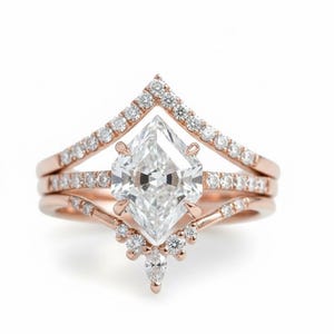 Ensemble de bagues de fiançailles en moissanite taille hexagonale - Alliance en or 14 carats à chevrons - Parure de mariée couronne de diamants ronds - Bague de promesse géométrique image 5