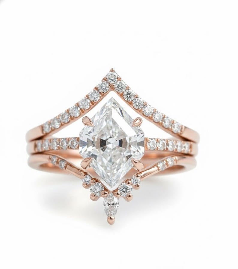 Ensemble de bagues de fiançailles en moissanite taille hexagonale - Alliance en or 14 carats à chevrons - Parure de mariée couronne de diamants ronds - Bague de promesse géométrique image 5