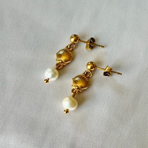 Shell Earrings • Gold-plated stainless steel • Natural cultured pearl • Fine and elegant jewelry • Handmade in France