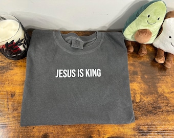 Camisa Jesus é Rei Comfort Colors: Vestuário Cristão