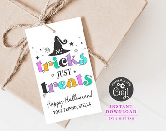 Peut inclure: Une étiquette cadeau blanche avec un chapeau de sorcière noir et le texte "NO tricks JUST treats!" en lettres colorées. L'étiquette comprend également le texte "Joyeux Halloween! Votre ami, Stella".