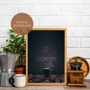 Könnte beinhalten: Ein gerahmter Druck mit den Worten "BUT FIRST, COFFEE" in weißer Schrift. Das Bild zeigt eine dampfende Kaffeetasse, Kaffeebohnen und einen Holztisch. Eine Kaffeemühle, eine Kaffeekanne und eine Tasse sind ebenfalls zu sehen.