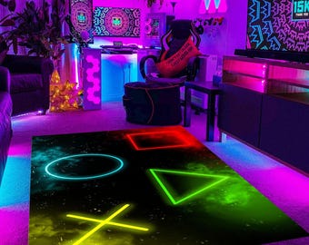 Puede incluir: Una alfombra rectangular con fondo negro y un patrón tipo nebulosa, que presenta cuatro símbolos geométricos brillantes de estilo neón: un cuadrado rojo, un círculo azul, un triángulo verde y una cruz amarilla sobre la superficie.