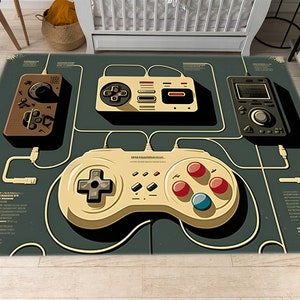 Puede incluir: Una alfombra de juego de estilo retro con un fondo verde oscuro que presenta un joystick beige, un mando marrón, una consola beige y un dispositivo portátil gris. La alfombra tiene un tema de juego retro con texto y cables que conectan los dispositivos.