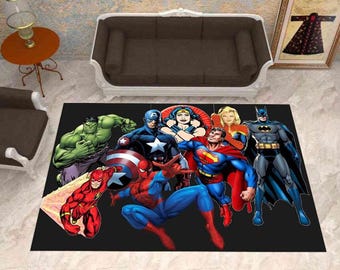 Puede incluir: Una alfombra rectangular con fondo negro que presenta una ilustración gráfica de varios superhéroes, incluyendo a Hulk, Capitán América, Wonder Woman, Superman, Capitana Marvel, Batman, Flash y Spider-Man con sus trajes clásicos.