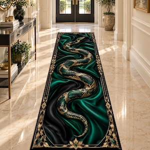 Puede incluir: Una alfombra de pasillo rectangular larga que presenta una serpiente enroscada central con escamas verdes y doradas. El fondo consiste en pliegues de tela verde esmeralda y negro. El borde es negro con detalles florales dorados.