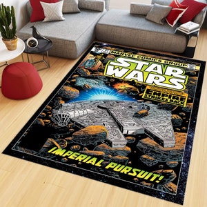 Puede incluir: Una alfombra de cómic de Star Wars negra y amarilla con el Halcón Milenario volando por el espacio con asteroides. El texto de la portada del cómic dice "Star Wars" y "El Imperio Contraataca".
