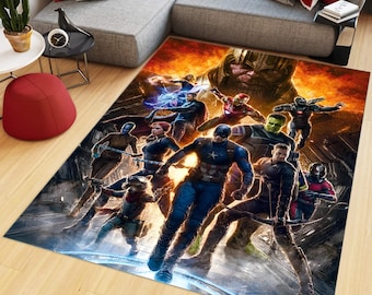 Puede incluir: Una alfombra rectangular que presenta un estampado gráfico vibrante y de alta definición de varios superhéroes de Marvel, incluidos Capitán América, Iron Man, Thor y Hulk, sobre un fondo dramático y ardiente con Thanos dominando la escena.
