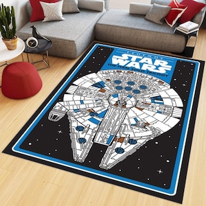 Puede incluir: Una alfombra de área negra y azul con un contorno blanco presenta un gráfico de nave espacial Millennium Falcon de Star Wars. El texto "Legends Star Wars The Han Solo Trilogy" está impreso en blanco sobre un fondo azul.