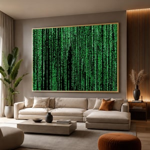Puede incluir: Una gran pieza de arte mural rectangular que presenta un patrón de matriz digital de rayas de luz verde verticales sobre un fondo negro sólido, encerrada en un marco dorado fino y montada horizontalmente sobre un sofá seccional beige.
