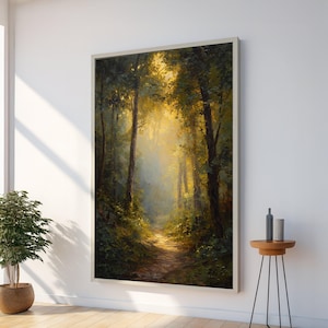 Puede incluir: Pintura enmarcada de un paisaje de sendero forestal bañado por el sol. La obra presenta árboles altos con follaje verde, un camino y una luz dorada suave que se filtra a través del dosel. La pintura se exhibe en una pared blanca.