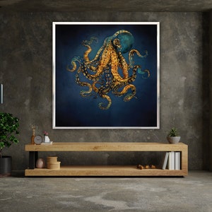 Op de afbeelding: Een illustratie van een gouden en blauwe octopus op een donkerblauwe achtergrond. De octopus heeft acht tentakels en is opgerold. De illustratie is ingelijst in een wit frame.