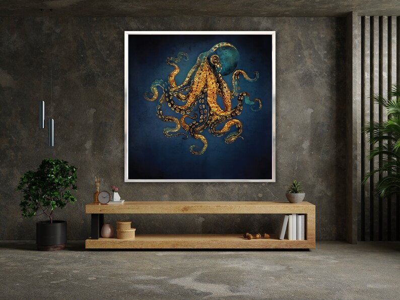 Op de afbeelding: Een illustratie van een gouden en blauwe octopus op een donkerblauwe achtergrond. De octopus heeft acht tentakels en is opgerold. De illustratie is ingelijst in een wit frame.