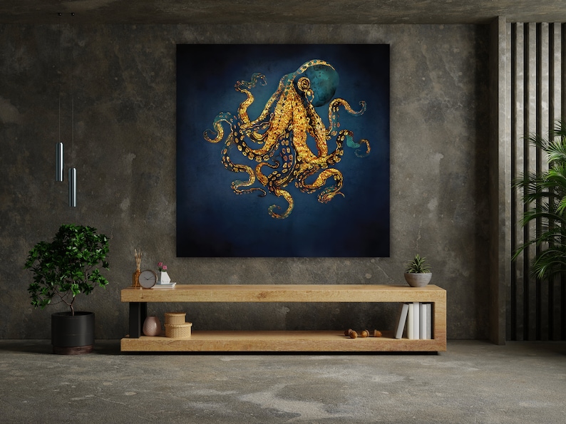 Op de afbeelding: Een illustratie van een gouden en blauwe octopus op een donkerblauwe achtergrond. De octopus heeft een textuur, een metalen look en is omgeven door een donkerblauwe achtergrond.