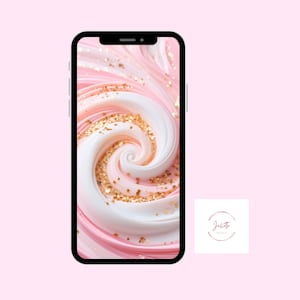 以下が含まれることがあります： スマートフォンは、金色のグリッターアクセントが付いたピンクと白の渦巻き模様を表示しています。 電話は薄いピンク色の背景にあります。 円形のロゴに「Juliette Design」というテキストが入った小さな正方形が右下にあります。