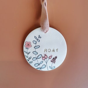 Décoration murale fleurs prénom - Cadeau de Noël personnalisé - Décoration chambre - Boule de Noël