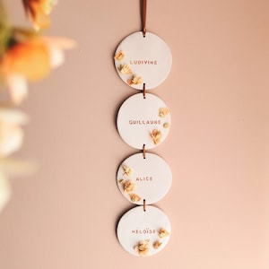 Personalized family decoration - Christmas gift for grandparents - Wall hanging with first names - Dried flower clay decoration