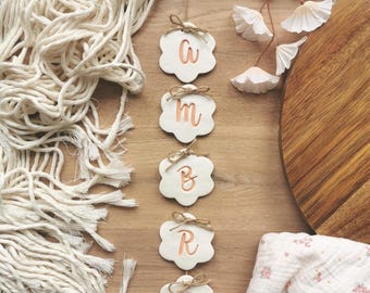 Guirnalda de flores de arcilla con nombre - Decoración colgante para habitación infantil - Regalo hecho a mano para baby shower - Decoración con nombre personalizado