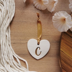 Medallón de arcilla corazón Inicial / Decoración habitación infantil / Decoración personalizada / Regalo nacimiento, bautismo, boda