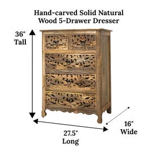 Op de afbeelding: Handgesneden massief houten dressoir met 5 lades. De dressoir is 91 cm hoog, 70 cm lang en 41 cm breed. Het heeft ingewikkelde gesneden bloemmotieven op de ladefronten. De tekst "Hand-carved Solid Natural Wood 5-Drawer Dresser" staat bovenaan.