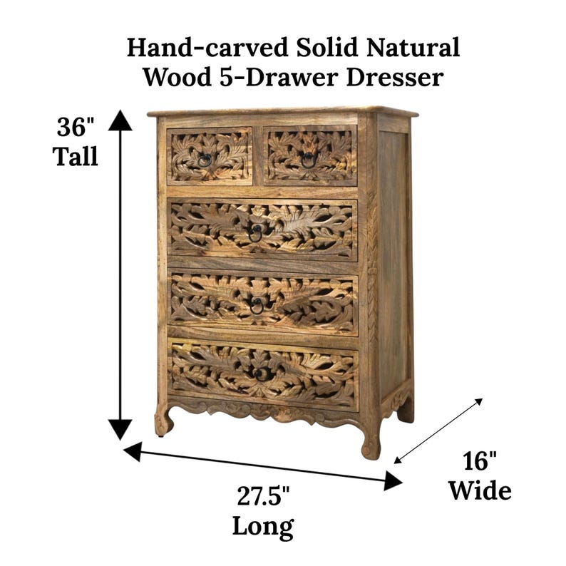 Op de afbeelding: Handgesneden massief houten dressoir met 5 lades. De dressoir is 91 cm hoog, 70 cm lang en 41 cm breed. Het heeft ingewikkelde gesneden bloemmotieven op de ladefronten. De tekst "Hand-carved Solid Natural Wood 5-Drawer Dresser" staat bovenaan.