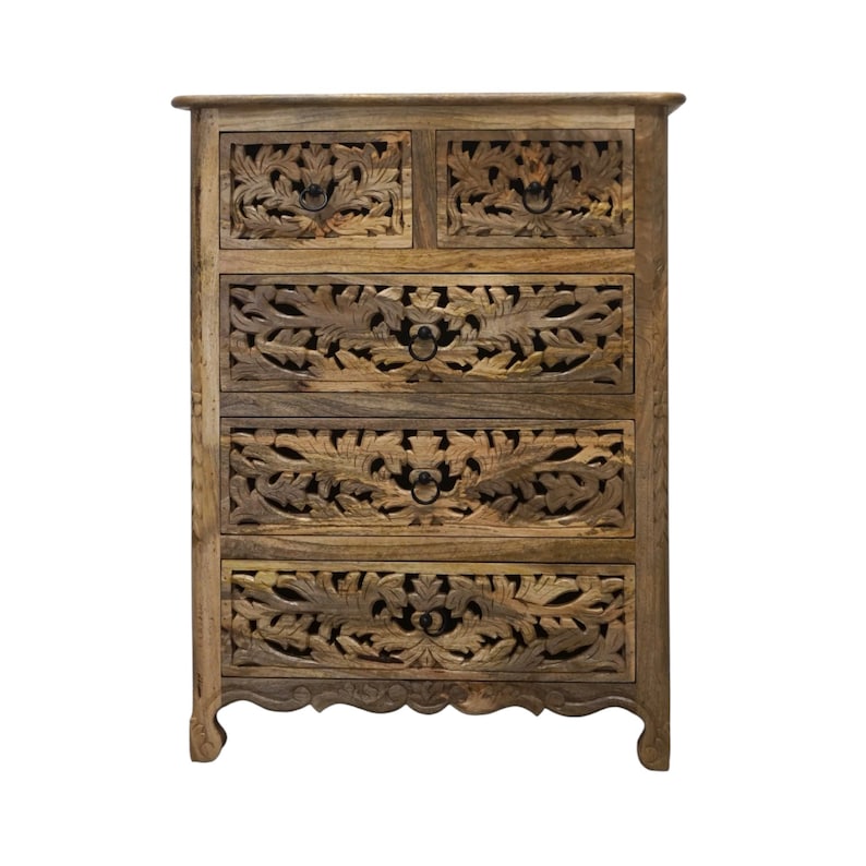 Op de afbeelding: Een houten dressoir met vijf lades en een gesneden bloemenontwerp. De kast is gemaakt van lichtbruin hout en heeft een gebogen voet. De lades hebben metalen ringtrekkers.
