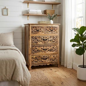 Hand-carved 5-Drawer Dresser in Natural Wood afbeelding 2