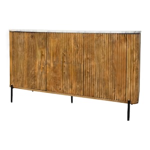 K&ouml;nnte beinhalten: Ein Holzschrank mit einer hellen Marmorplatte. Der Schrank hat ein strukturiertes, vertikal gerilltes Design und wird von schwarzen Metallbeinen getragen. Die Schrankt&uuml;ren sind aus Holz mit nat&uuml;rlichem Finish.