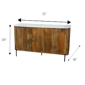 K&ouml;nnte beinhalten: Ein Holzschrank mit Marmorplatte. Der Schrank ist 130 cm lang, 76 cm hoch und 46 cm tief. Er hat eine nat&uuml;rliche Holzoberfl&auml;che und schwarze Beine. Der Schrank hat ein modernes Design aus der Mitte des Jahrhunderts.