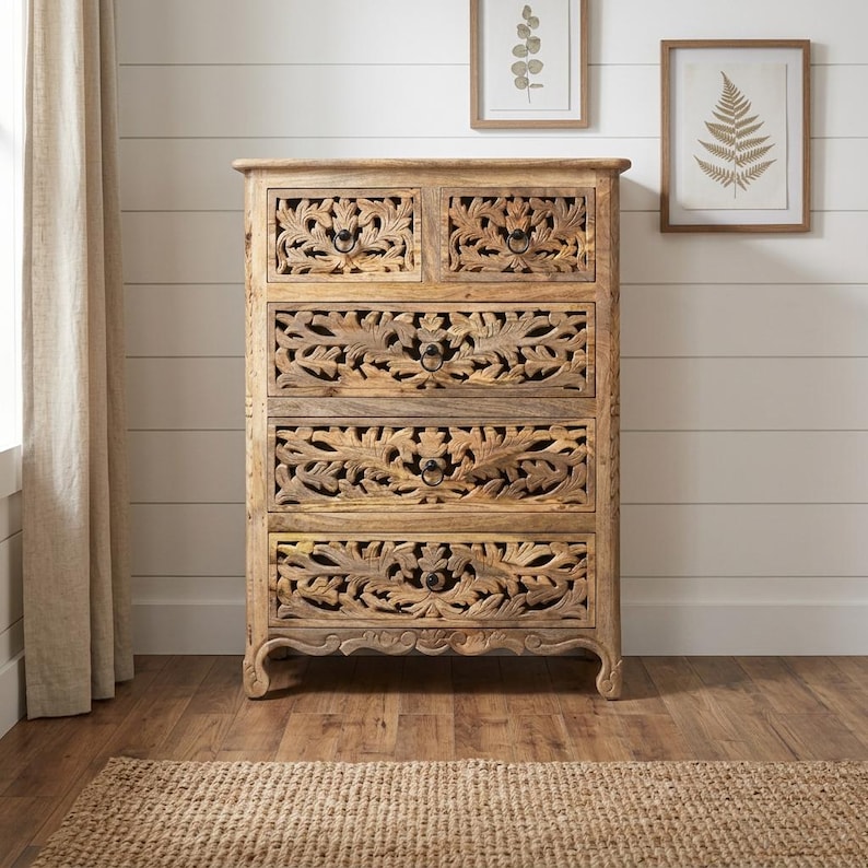Hand-carved 5-Drawer Dresser in Natural Wood afbeelding 1