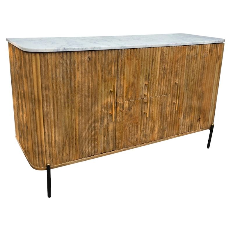K&ouml;nnte beinhalten: Ein Holzschrank mit wei&szlig;er Marmorplatte. Der Schrank hat eine gerippte Textur und goldfarbene Griffe. Er steht auf schwarzen Metallbeinen. Die Schrankt&uuml;ren sind geschlossen.