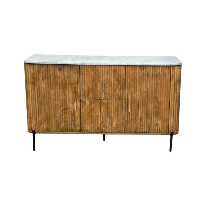 K&ouml;nnte beinhalten: Ein Holzschrank mit wei&szlig;er Marmorplatte. Der Schrank hat eine gerippte Textur auf der Vorderseite und wird von schwarzen Metallbeinen getragen. Der Schrank hat drei T&uuml;ren und zwei Schubladen.
