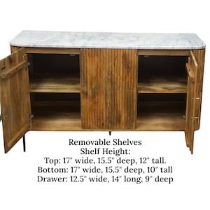 K&ouml;nnte beinhalten: Ein Holzschrank mit Marmorplatte und offenen T&uuml;ren, die Regale freigeben. Der Schrank hat eine nat&uuml;rliche Holzoberfl&auml;che mit vertikalen Rippendetails an den Mittelt&uuml;ren. Die oberen Regale sind 43 cm breit, 39 cm tief und 30 cm hoch.