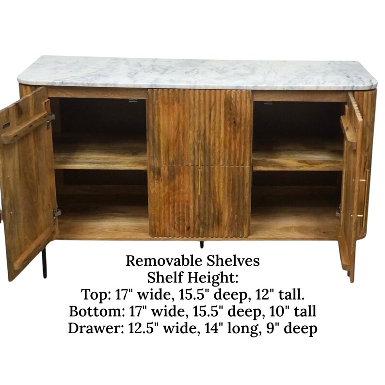 K&ouml;nnte beinhalten: Ein Holzschrank mit Marmorplatte und offenen T&uuml;ren, die Regale freigeben. Der Schrank hat eine nat&uuml;rliche Holzoberfl&auml;che mit vertikalen Rippendetails an den Mittelt&uuml;ren. Die oberen Regale sind 43 cm breit, 39 cm tief und 30 cm hoch.