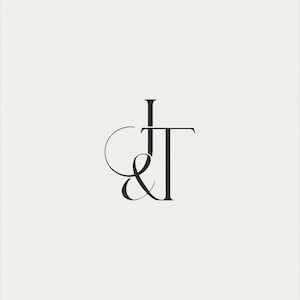 Könnte beinhalten: Elegantes schwarzes Monogramm-Design mit den Buchstaben "J" und "T", die mit einem stilisierten Et-Zeichen verschlungen sind. Das Design befindet sich vor einem weichen, cremefarbenen Hintergrund und erzeugt eine elegante, minimalistische Ästhetik.