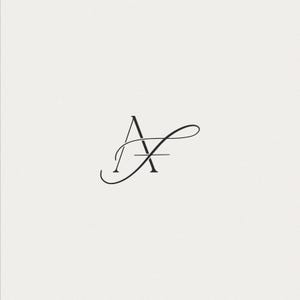 Può includere: Elegante monogramma nero con le lettere "A" e "S" intrecciate in uno stile calligrafico fluido. Il design è centrato su uno sfondo color crema, creando un'estetica sofisticata e senza tempo. Ideale per inviti di nozze o cancelleria.