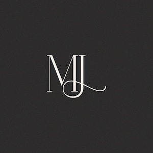 Puede incluir: Un logotipo de monograma blanco con las letras "MJ" entrelazadas. La "M" está en una fuente sans-serif simple, mientras que la "J" está en una fuente de escritura cursiva.