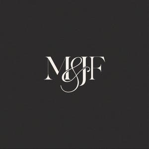 Könnte beinhalten: Elegantes Monogramm-Design mit den Buchstaben MSF in einer Serifenschrift. Die Buchstaben sind in einem cremeweißen Farbton gehalten, vor einem dunkelgrauen Hintergrund. Das 'S' ist mit einer fließenden Schrift verflochten.