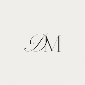 Puede incluir: Elegante monograma negro con las letras "AM" en una escritura fluida y estilizada. El diseño se presenta sobre un fondo blanco roto suave, creando un aspecto clásico y sofisticado. Ideal para invitaciones de boda o papelería personalizada.