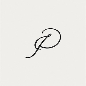 Op de afbeelding: Een zwarte kalligrafische letter P in een vloeiende, cursieve schrijfstijl. Het teken heeft elegante, dunne lijnen met een doorlopende streek die in zichzelf terugloopt, gecentreerd op een effen, licht gebroken witte achtergrond.