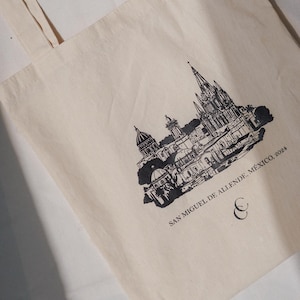 Pedido mínimo: 10 unidades • Bolsas de mano con ilustraciones dibujadas a mano de San Miguel de Allende, Ciudad de México • Bodas de destino • Personalizables