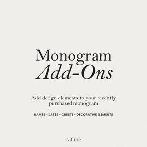 Könnte beinhalten: Cremefarbene Grafik mit den Worten "Monogram Add-Ons" in einer fetten, eleganten Schriftart. Darunter steht "Fügen Sie Designelemente zu Ihrem kürzlich gekauften Monogramm hinzu." Zusätzlicher Text enthält "NAMEN • DATEN • WAPPEN • DEKORATIVE ELEMENTE" und die Marke "cafunè."