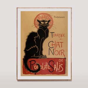 Puede incluir: Póster vintage enmarcado con un gato negro y texto en francés. El póster, en rojo y dorado, dice "Tournée du Chat Noir" y "Rodolphe Salis". La obra de arte está en un marco de madera.