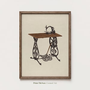 Puede incluir: Impresión vintage enmarcada de una máquina de coser. La máquina tiene una mesa de madera marrón oscuro y patas de metal negro ornamentadas. La máquina de coser es negra y está sobre la mesa. La impresión está enmarcada en un marco de madera marrón. El texto "Print Thi Sen | Curated Art" está en la parte inferior.