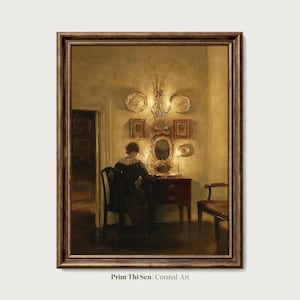 Puede incluir: Pintura vintage enmarcada que representa a una persona sentada en un tocador en una habitación con poca luz. La obra de arte presenta un espejo, una lámpara de araña y detalles decorativos en la pared. El texto "Print Thi Sen | Curated Art" es visible en la parte inferior.